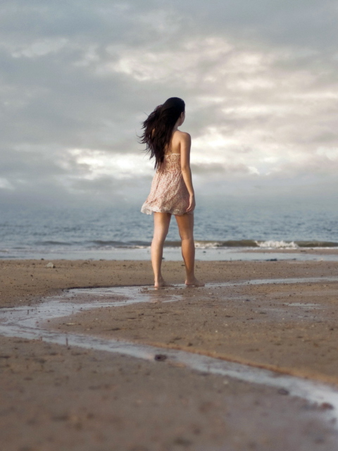 Fondo de pantalla Girl Walking On Beach 480x640