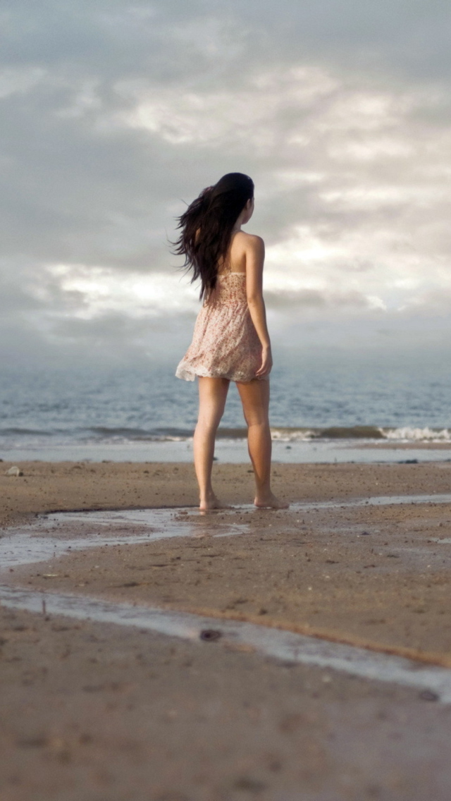 Das Girl Walking On Beach Wallpaper 640x1136