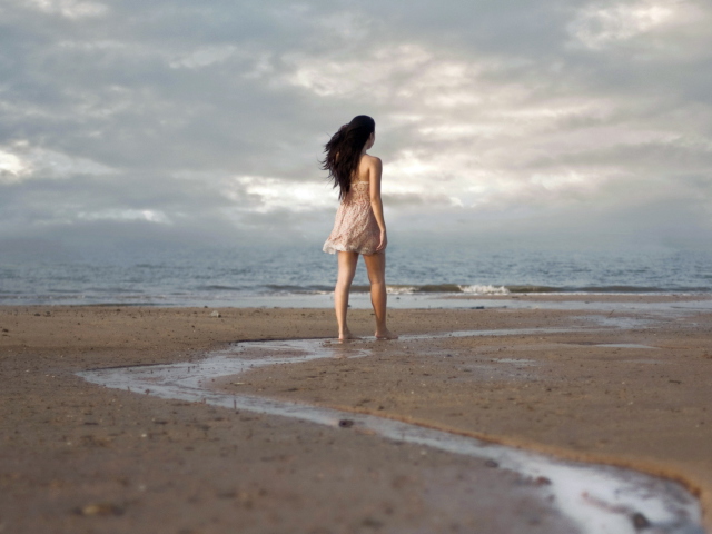 Обои Girl Walking On Beach 640x480