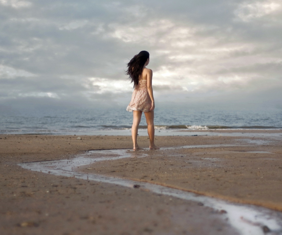 Sfondi Girl Walking On Beach 960x800