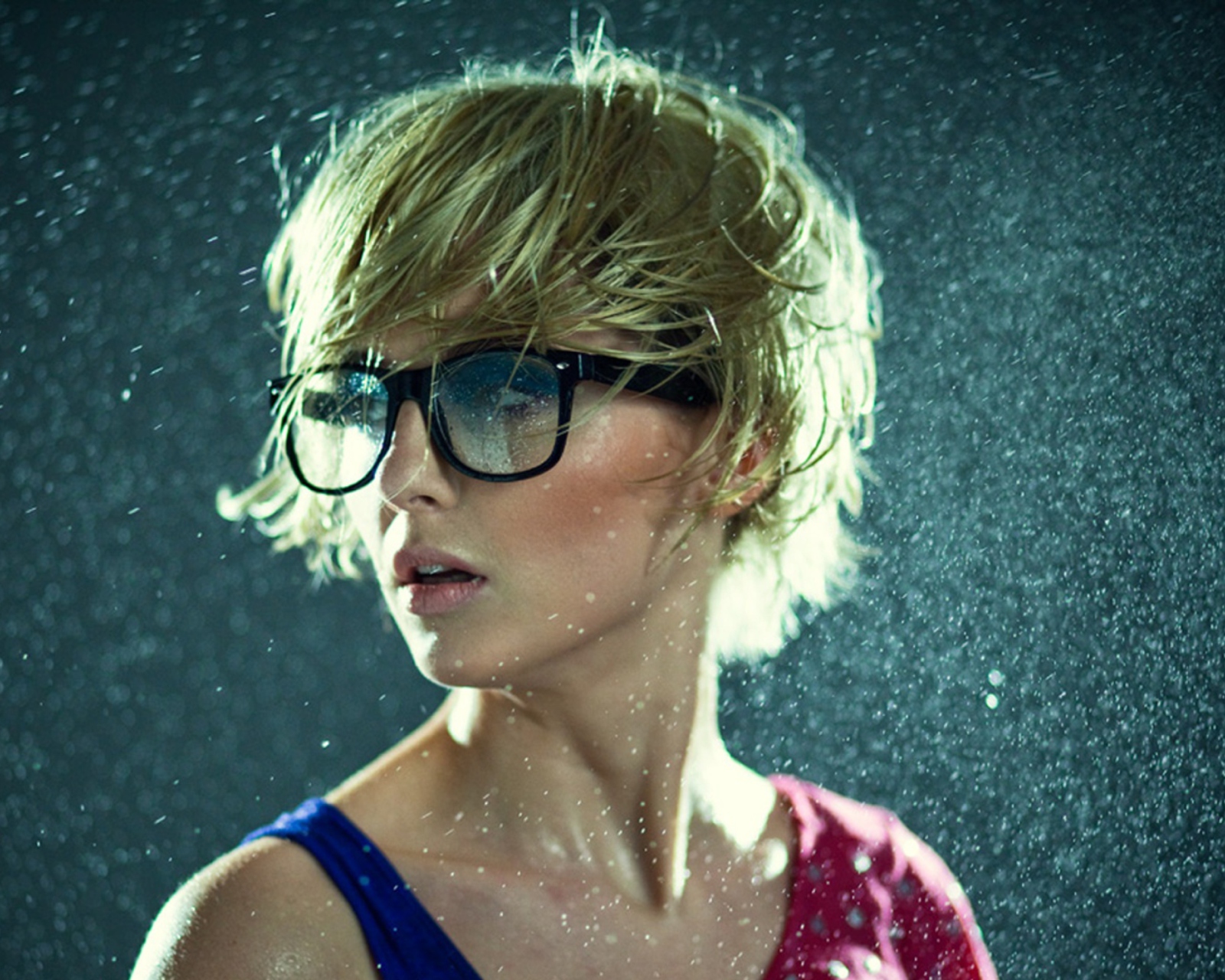Обои Cute Blonde Girl Wearing Glasses 1600x1280
