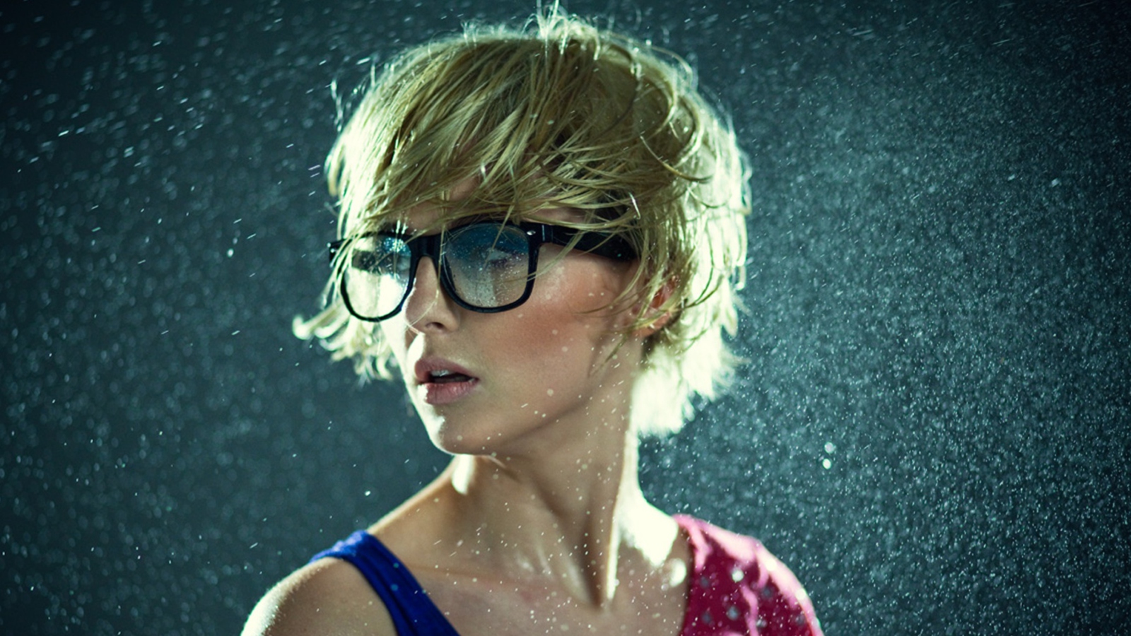 Das Cute Blonde Girl Wearing Glasses Wallpaper 1600x900