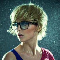 Fondo de pantalla Cute Blonde Girl Wearing Glasses 208x208