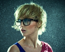 Das Cute Blonde Girl Wearing Glasses Wallpaper 220x176