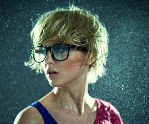 Sfondi Cute Blonde Girl Wearing Glasses 480x400