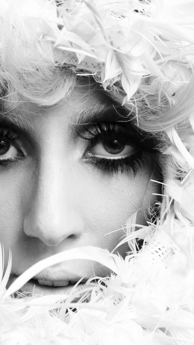 Fondo de pantalla Lady Gaga White Feathers 640x1136