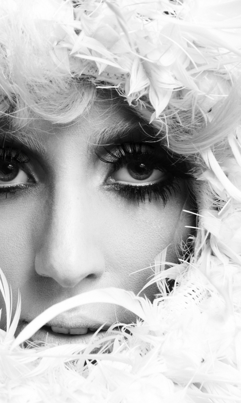 Das Lady Gaga White Feathers Wallpaper 768x1280