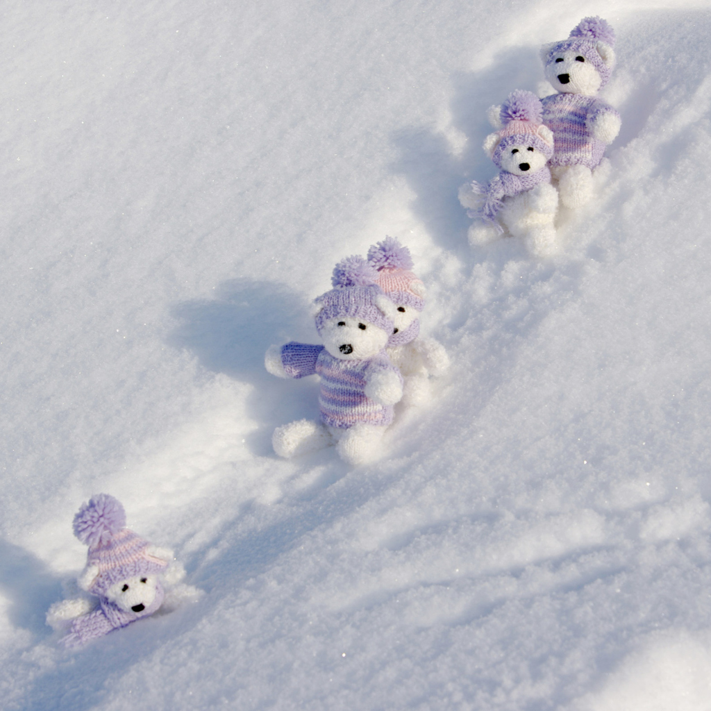 Das White Teddy Bears Snow Game Wallpaper 1024x1024