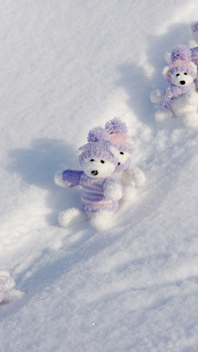 Fondo de pantalla White Teddy Bears Snow Game 640x1136
