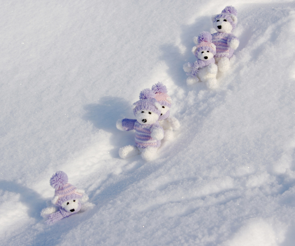 Обои White Teddy Bears Snow Game 960x800