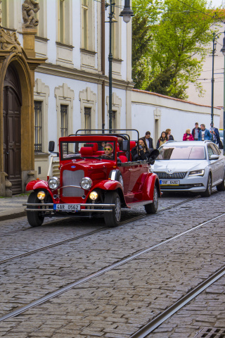 Fondo de pantalla Prague Retro Car 320x480