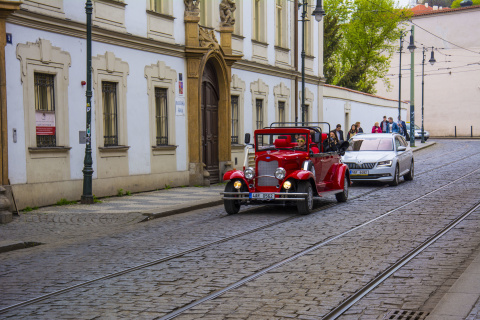 Fondo de pantalla Prague Retro Car 480x320
