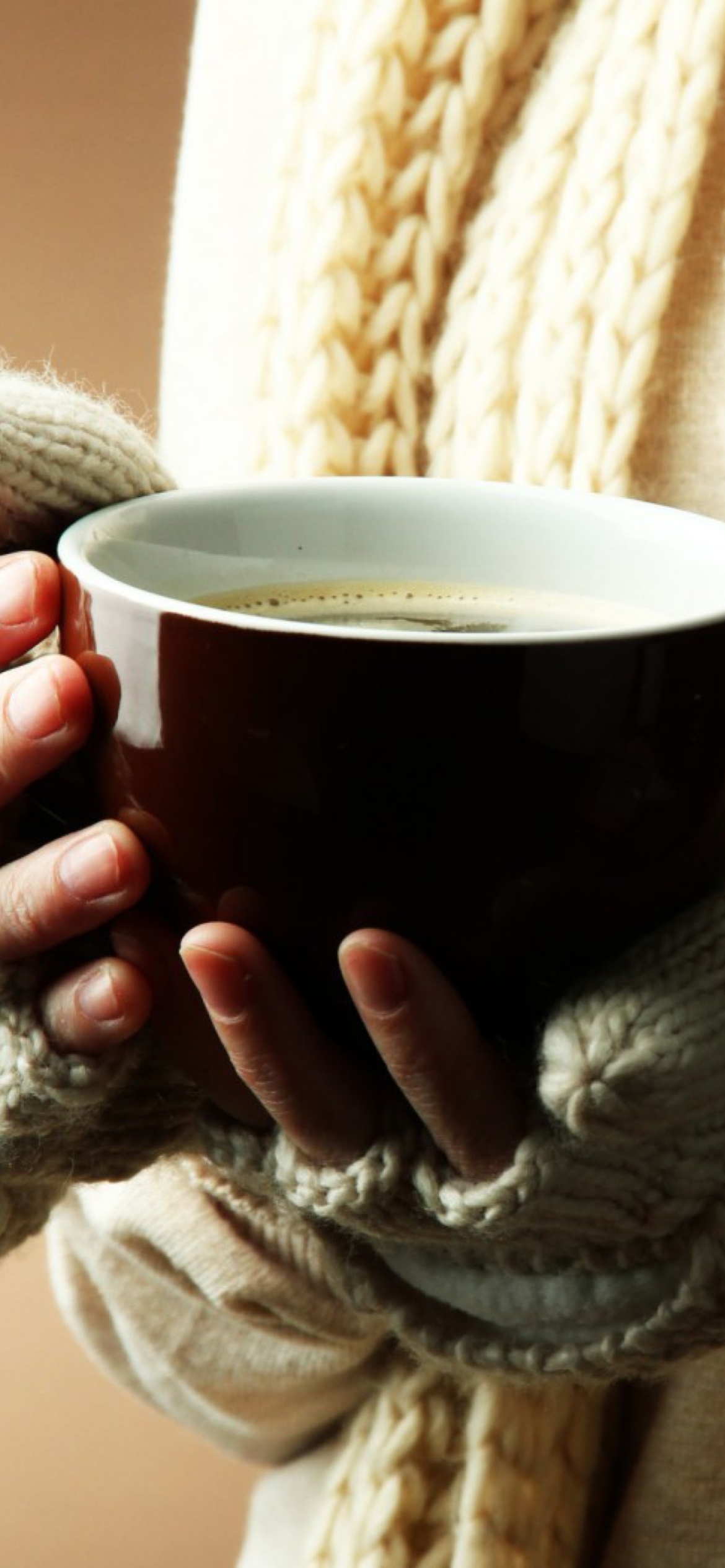 Das Hot Cup Of Coffee In Cold Winter Day Wallpaper 1170x2532
