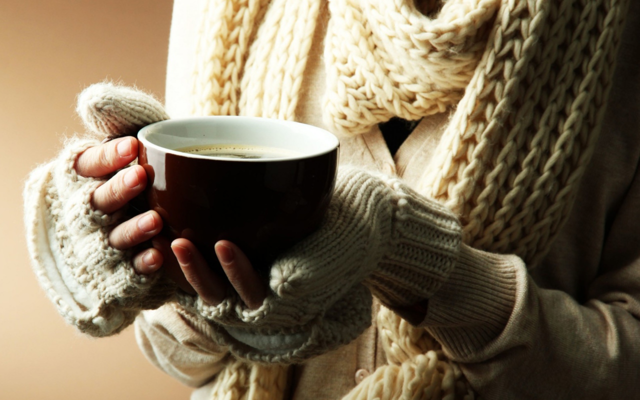 Das Hot Cup Of Coffee In Cold Winter Day Wallpaper 1280x800