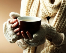 Das Hot Cup Of Coffee In Cold Winter Day Wallpaper 220x176