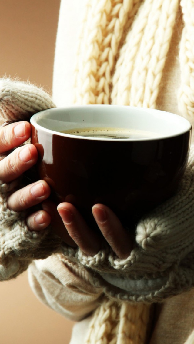 Das Hot Cup Of Coffee In Cold Winter Day Wallpaper 640x1136