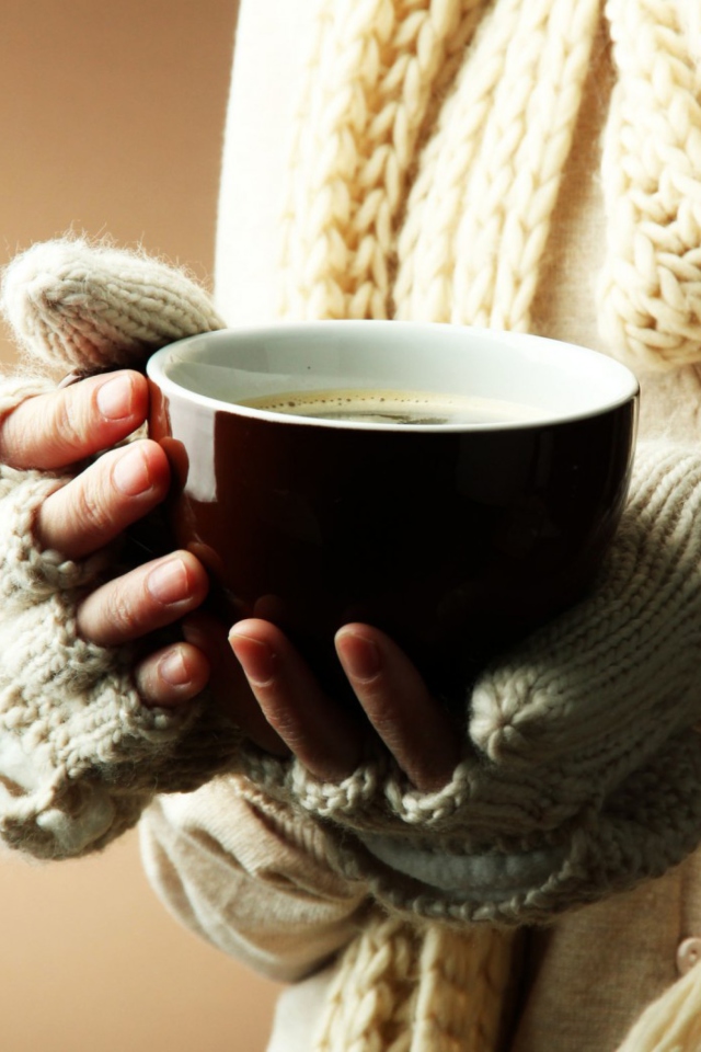 Fondo de pantalla Hot Cup Of Coffee In Cold Winter Day 640x960