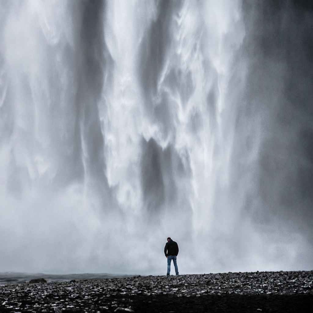 Обои Man And Waterfall 1024x1024