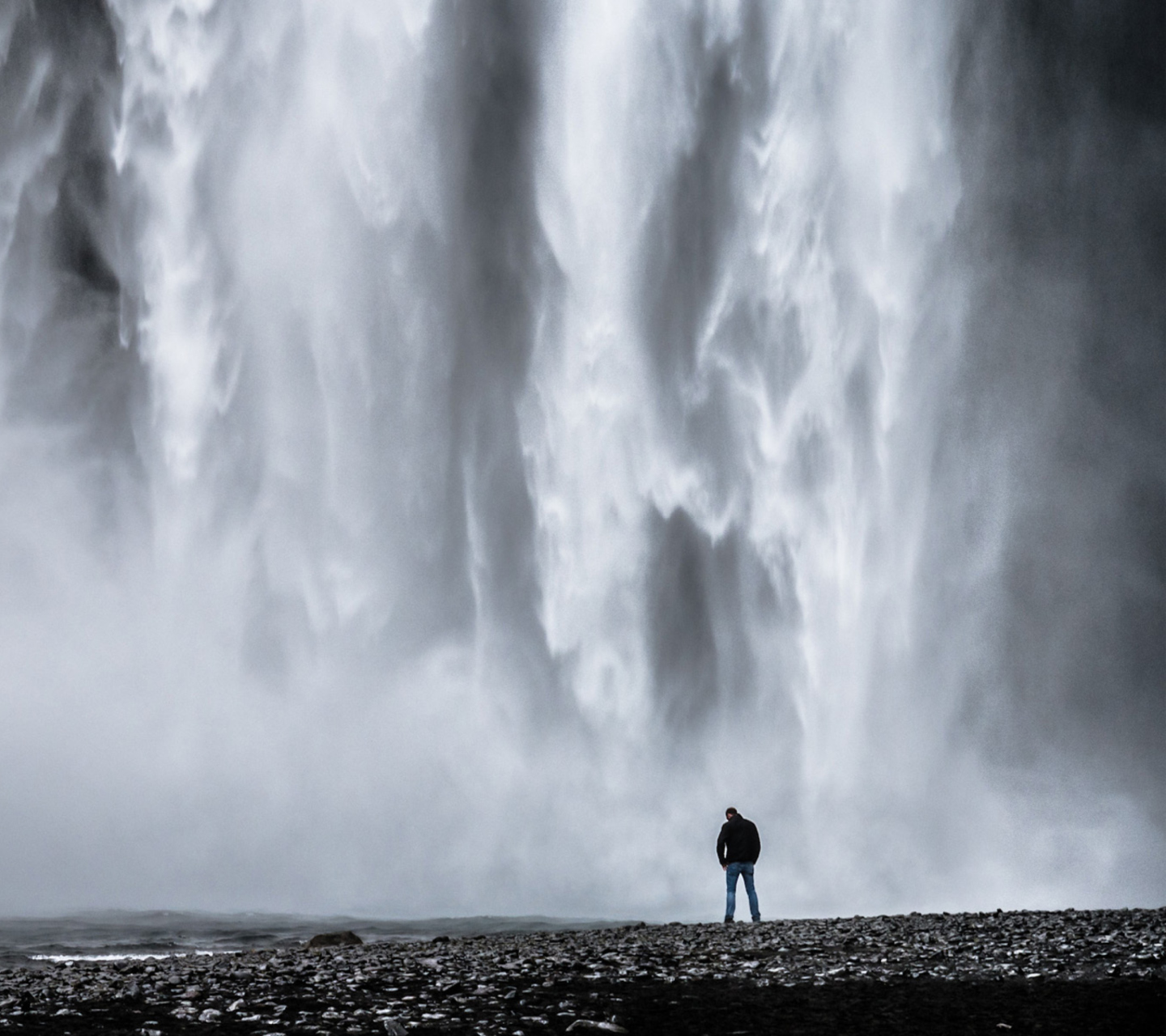 Das Man And Waterfall Wallpaper 1440x1280