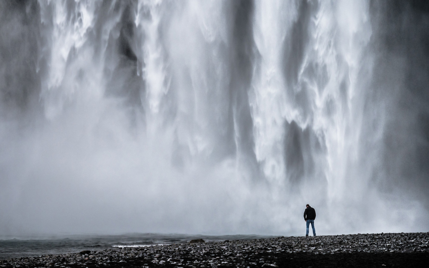 Fondo de pantalla Man And Waterfall 1440x900