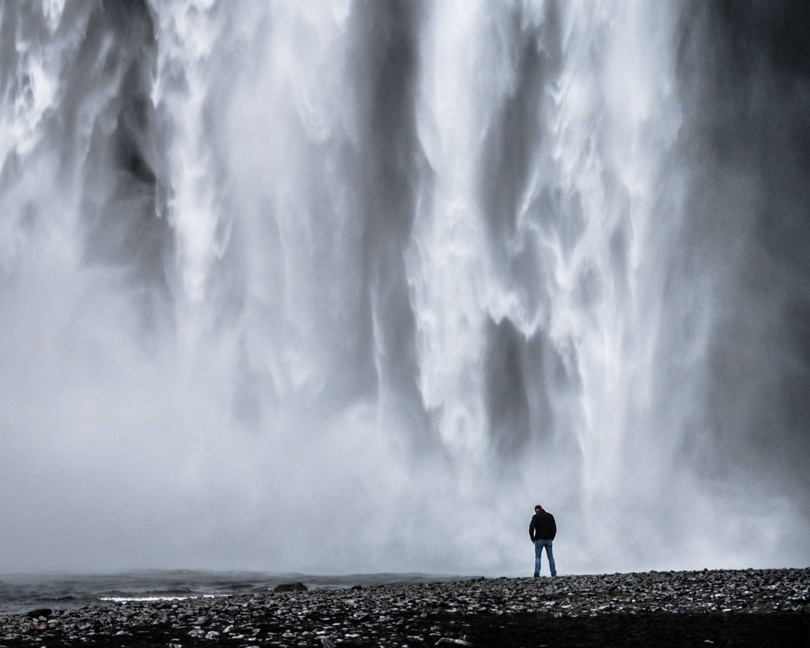 Sfondi Man And Waterfall 1600x1280