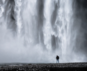 Sfondi Man And Waterfall 176x144