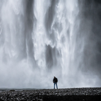 Sfondi Man And Waterfall 208x208