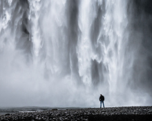 Fondo de pantalla Man And Waterfall 220x176