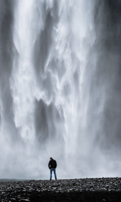 Das Man And Waterfall Wallpaper 240x400