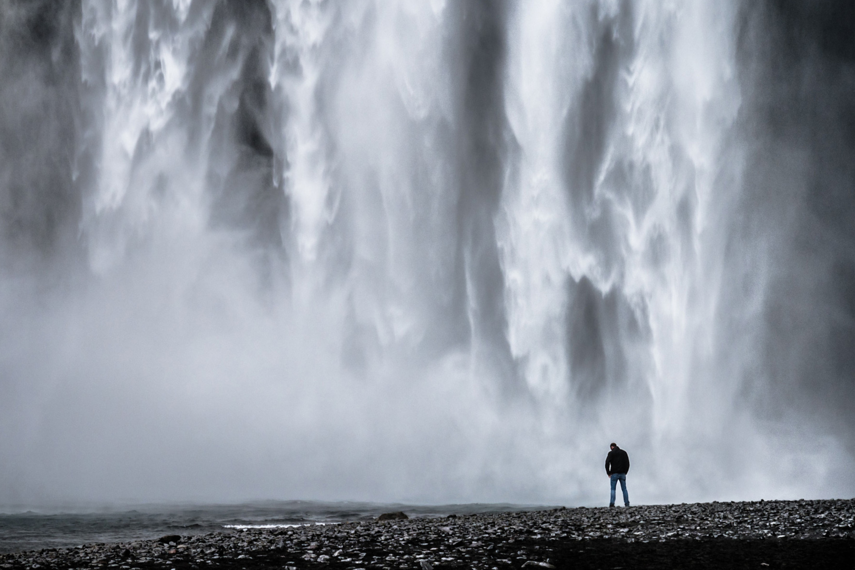 Sfondi Man And Waterfall 2880x1920