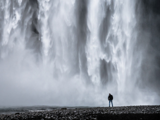 Das Man And Waterfall Wallpaper 320x240