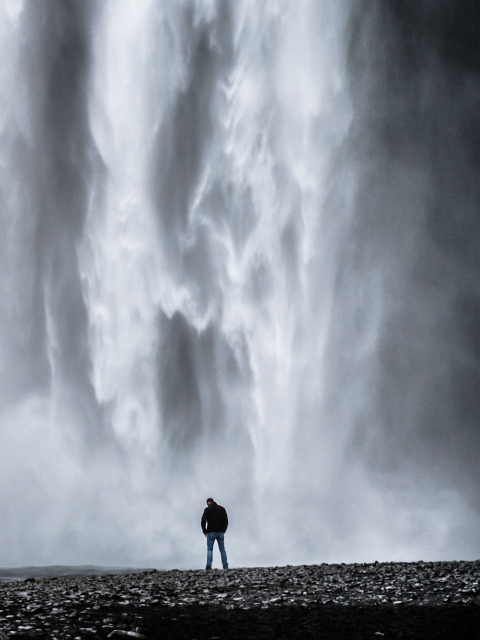 Das Man And Waterfall Wallpaper 480x640
