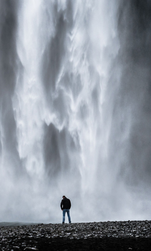 Das Man And Waterfall Wallpaper 480x800