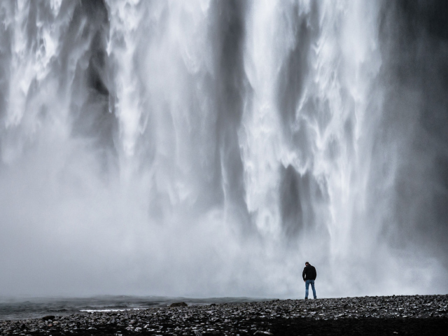 Sfondi Man And Waterfall 640x480