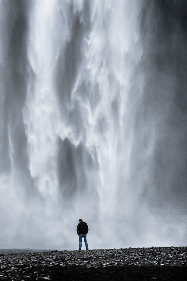Fondo de pantalla Man And Waterfall 640x960