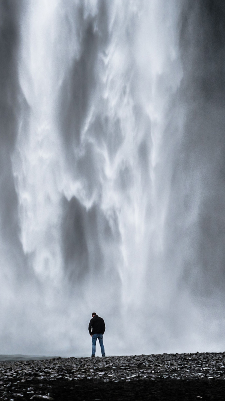 Fondo de pantalla Man And Waterfall 750x1334