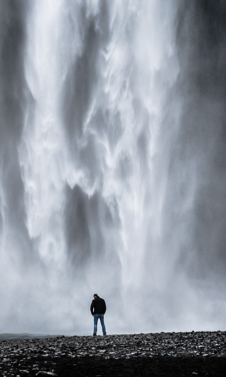 Sfondi Man And Waterfall 768x1280