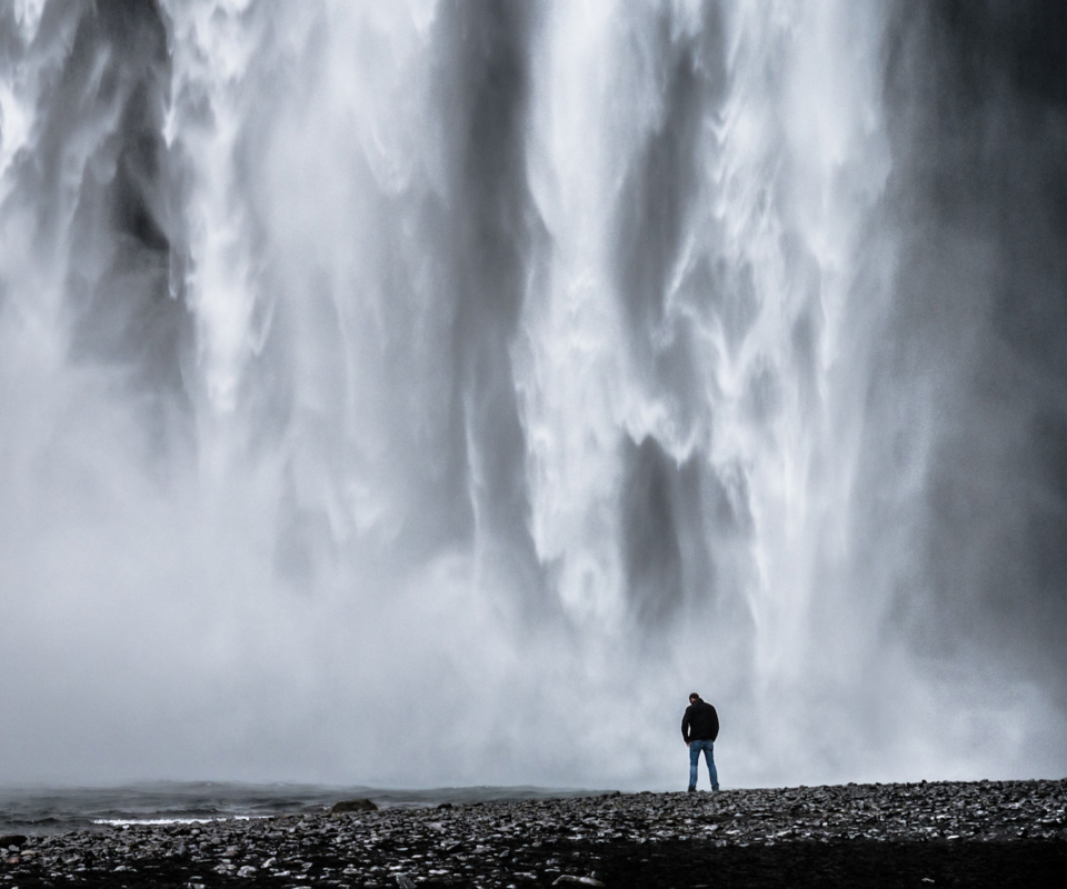 Обои Man And Waterfall 960x800