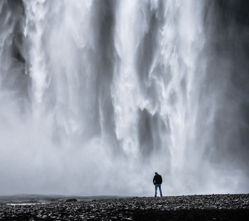 Fondo de pantalla Man And Waterfall 960x854