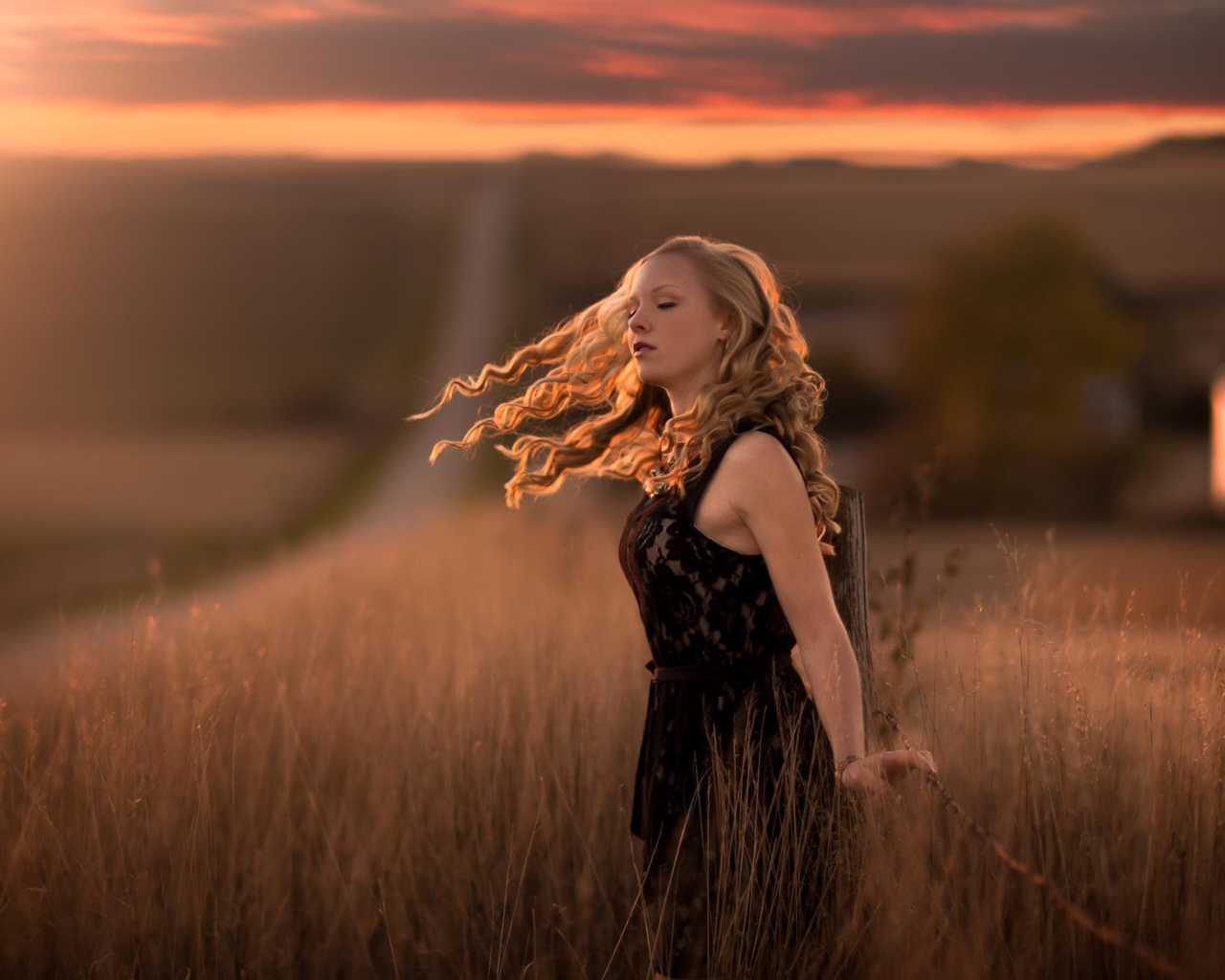 Curly Blonde In Field wallpaper 1280x1024