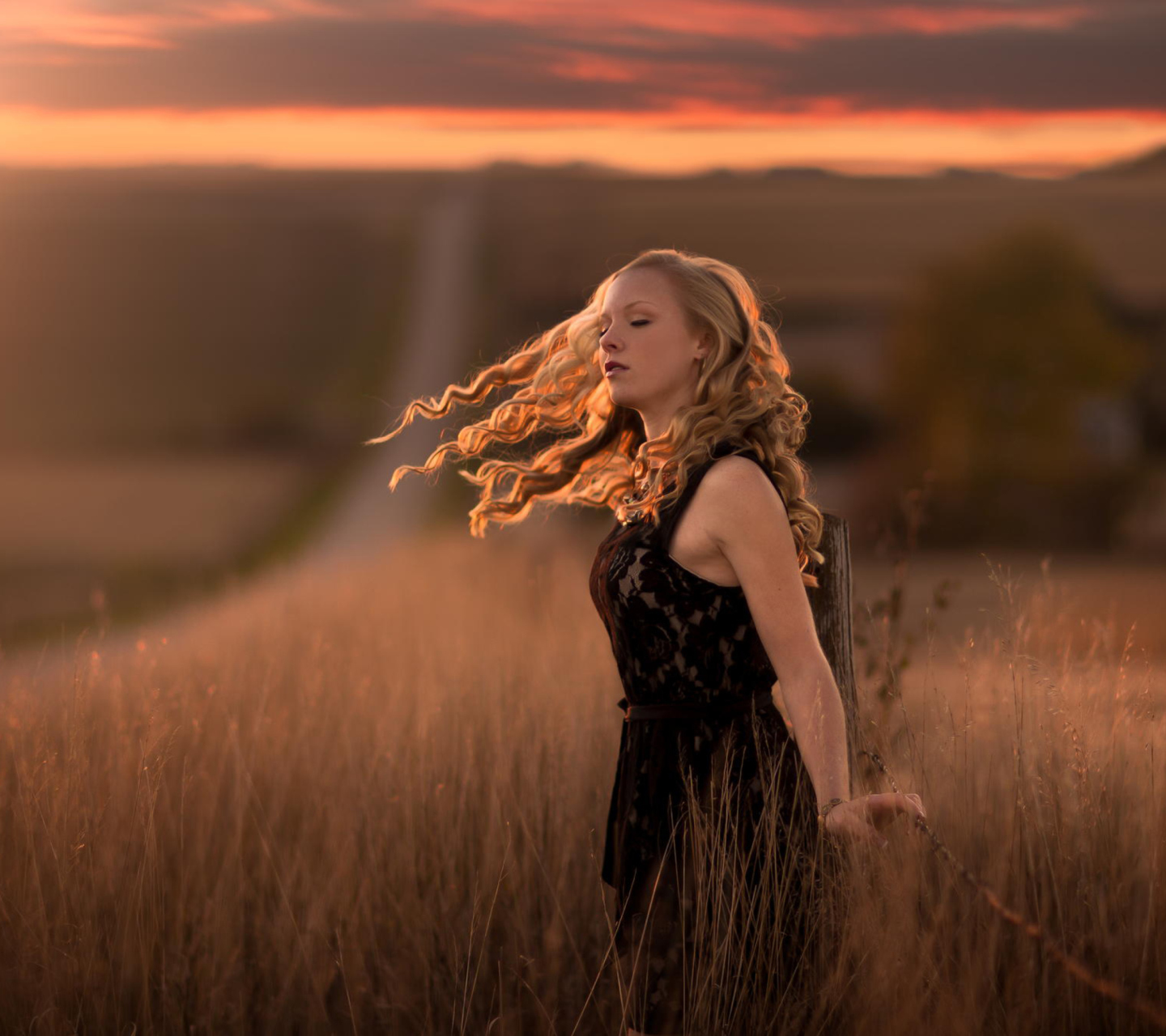 Curly Blonde In Field wallpaper 1440x1280