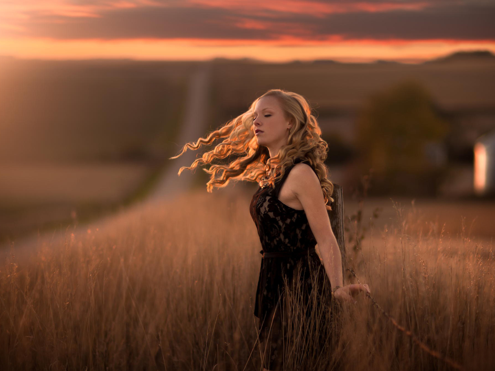 Обои Curly Blonde In Field 1600x1200