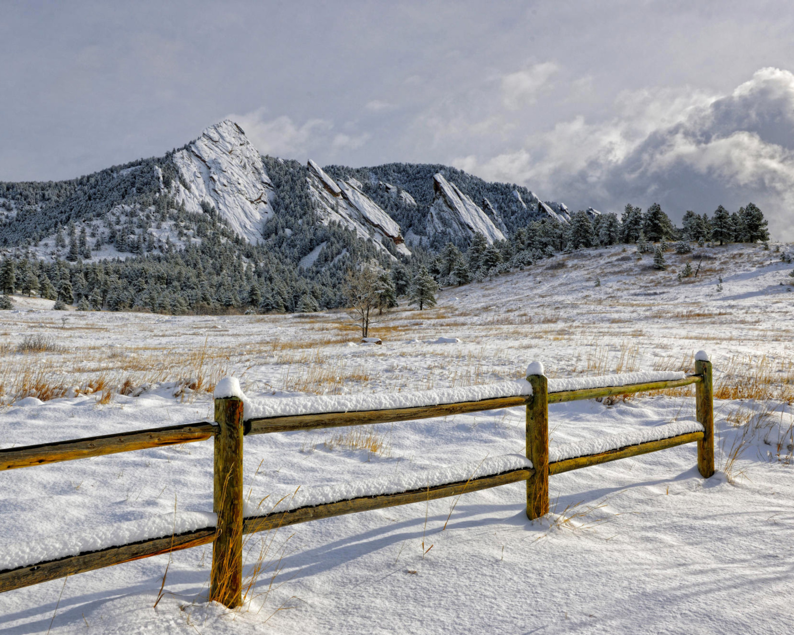Fondo de pantalla Chataqua Snow, Boulder Flatirons, Colorado 1600x1280