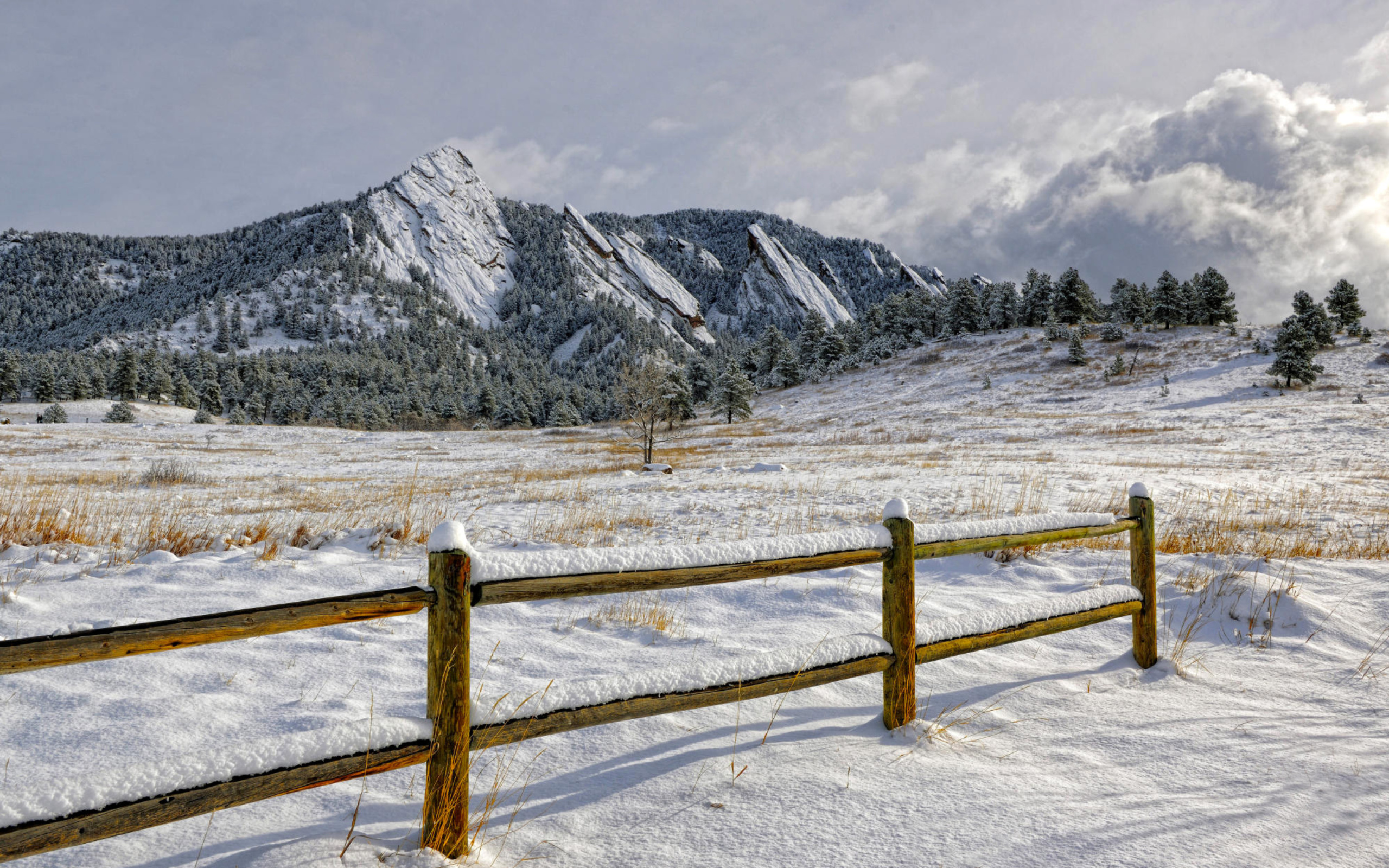 Das Chataqua Snow, Boulder Flatirons, Colorado Wallpaper 2560x1600