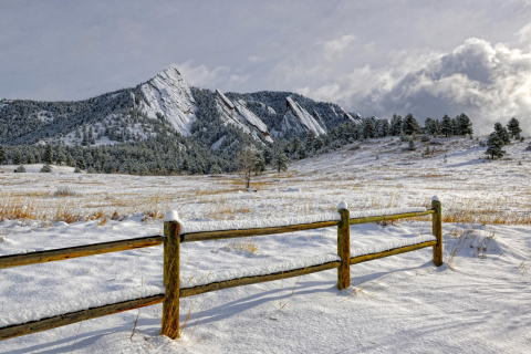 Das Chataqua Snow, Boulder Flatirons, Colorado Wallpaper 480x320