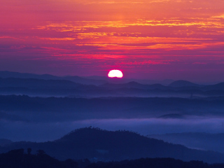 Das Sunset In Mountains Wallpaper 320x240