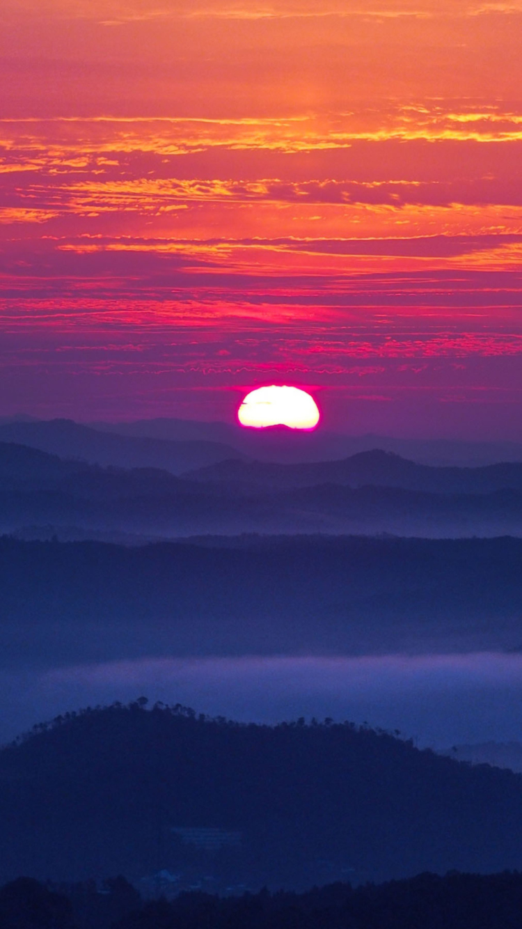 Fondo de pantalla Sunset In Mountains 750x1334