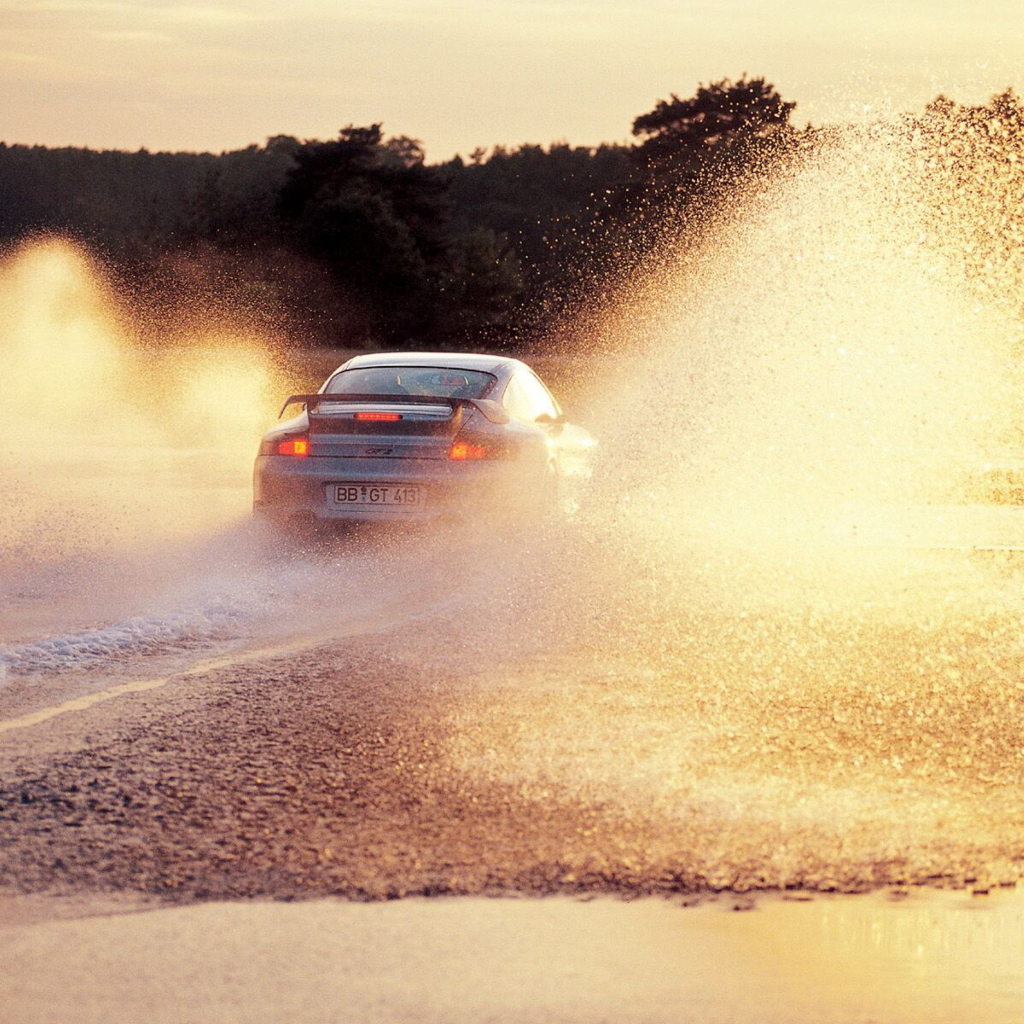 Das Porsche GT2 In Water Splashes Wallpaper 1024x1024