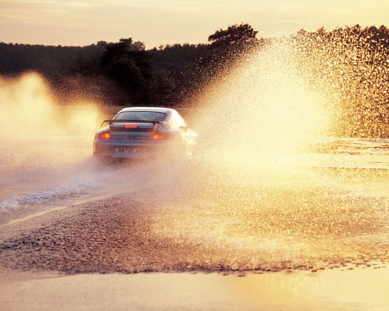 Screenshot №1 pro téma Porsche GT2 In Water Splashes 1280x1024