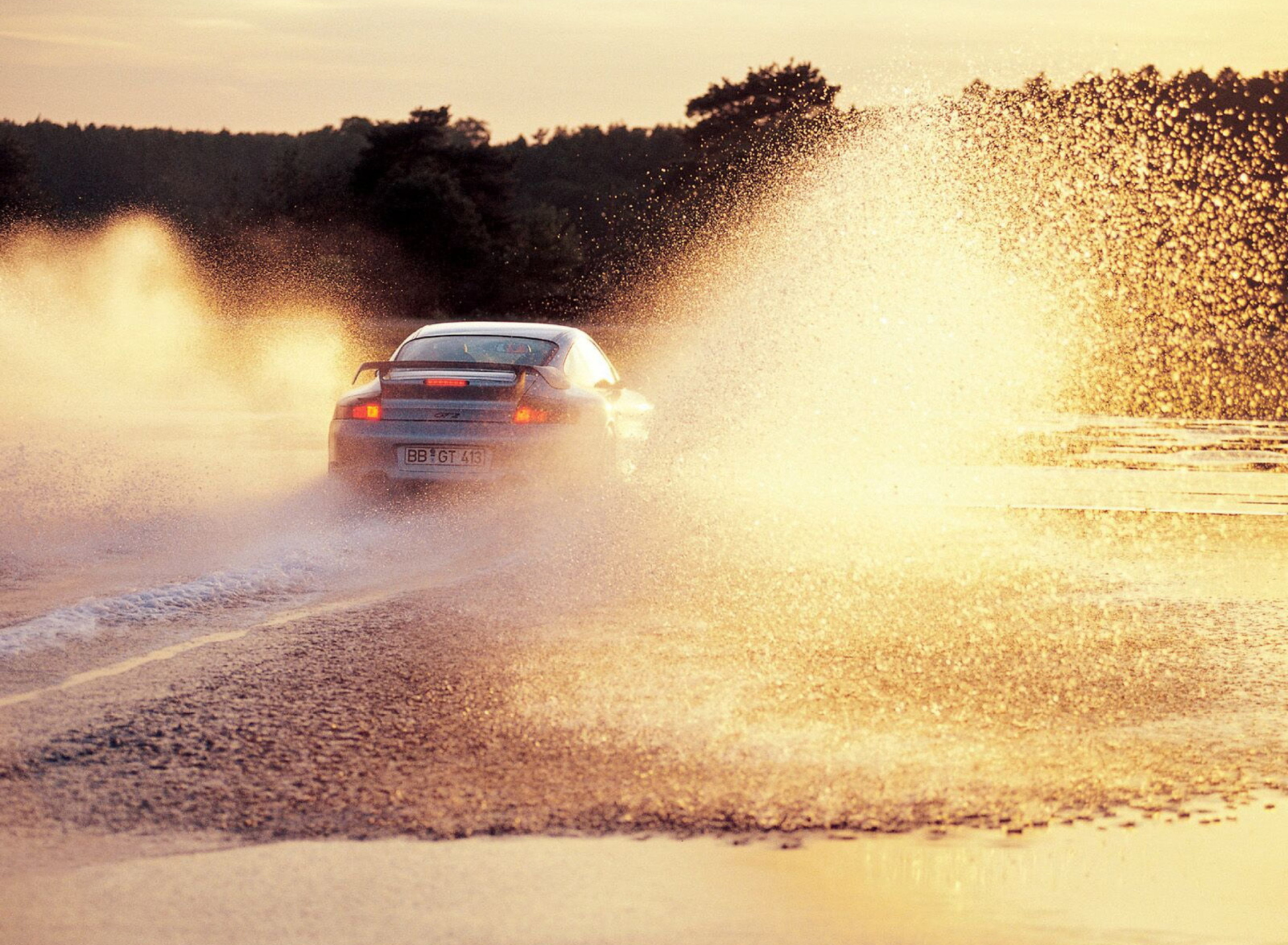 Screenshot №1 pro téma Porsche GT2 In Water Splashes 1920x1408